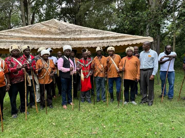 Energy PS Alex Wachira WaTotal pose for a photo with Mwaki wa Rware officials on Saturday.
