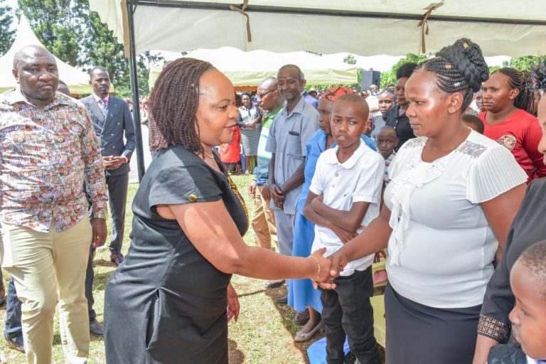 Kirinyaga County governor Ann Waiguru condoling the family of the late Isaac Njagi