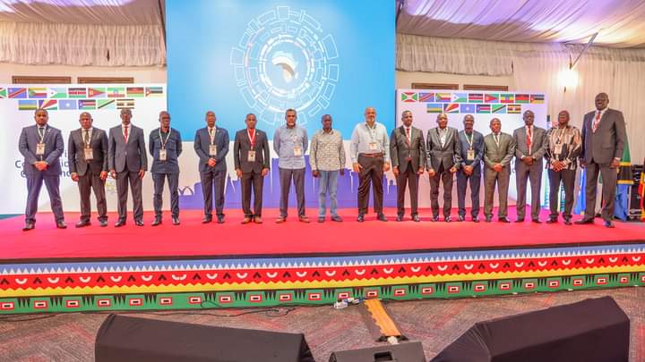 Participants from different countries pose for a photo with Deputy President Rigathi Gachagua.
