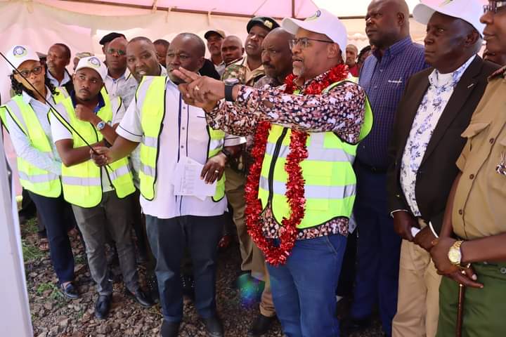 Tana Water Works Development Agency CEO Eng Philip Gichuki explaining to Cabinet Secretary for Water, Sanitation and Irrigation Zachariah Njeru