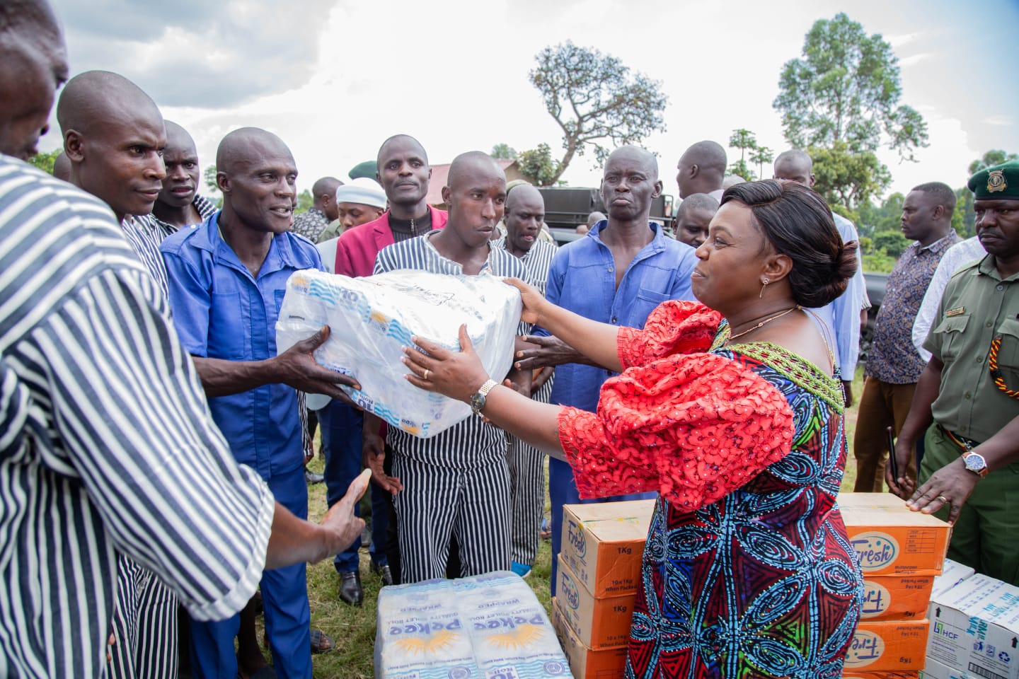 The spouse of the President Pastor Dorcas Rigathi hands over toiletries to prisoners at the Kendege Prison in the interior parts of Migori County as part of the outreach program targeting the boy child in prisons on Friday. Photo/OSDP