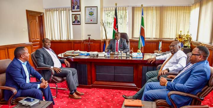 Nyeri County governor Mwalimu Mutahi Kahiga with officials of Unitas Sacco who called on him yesterday. Also with him is his Lands CEC Ndirangu Gachunia
