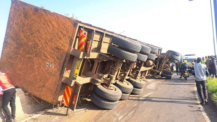 A truck carrying sugarcane overturned at the Kachok interchange on Kisumu-Nairobi Road.