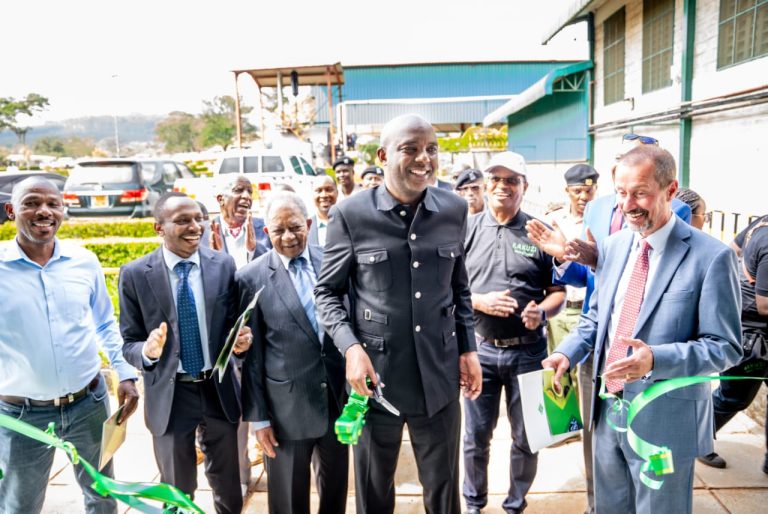 Murang’a County Government Governor Dr Irungu Kang’ata (centre), cuts the ribbon to officially open the new Kakuzi Macadamia Oil Processing Plant in Murang’a County