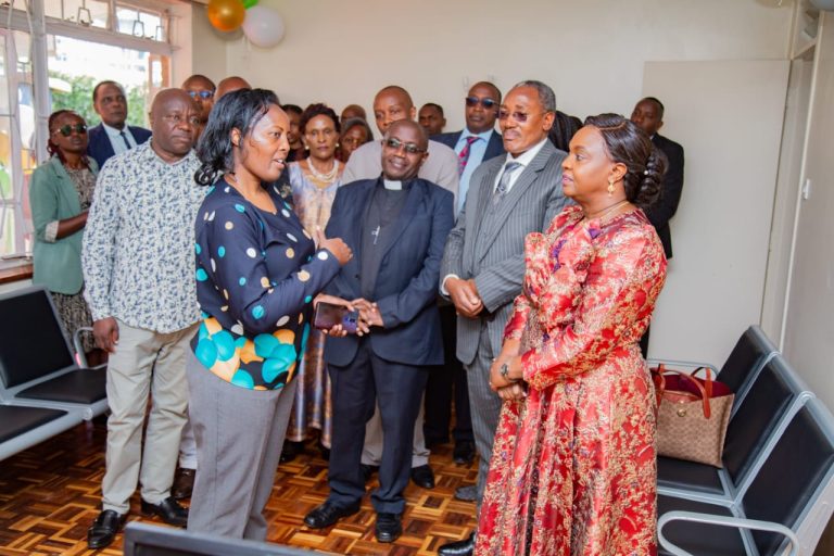 Dr Pauline Thuku explains to the spouse of the Deputy President Pastor Dorcas Rigathi how the the Substance Abuse Crisis Response Centre