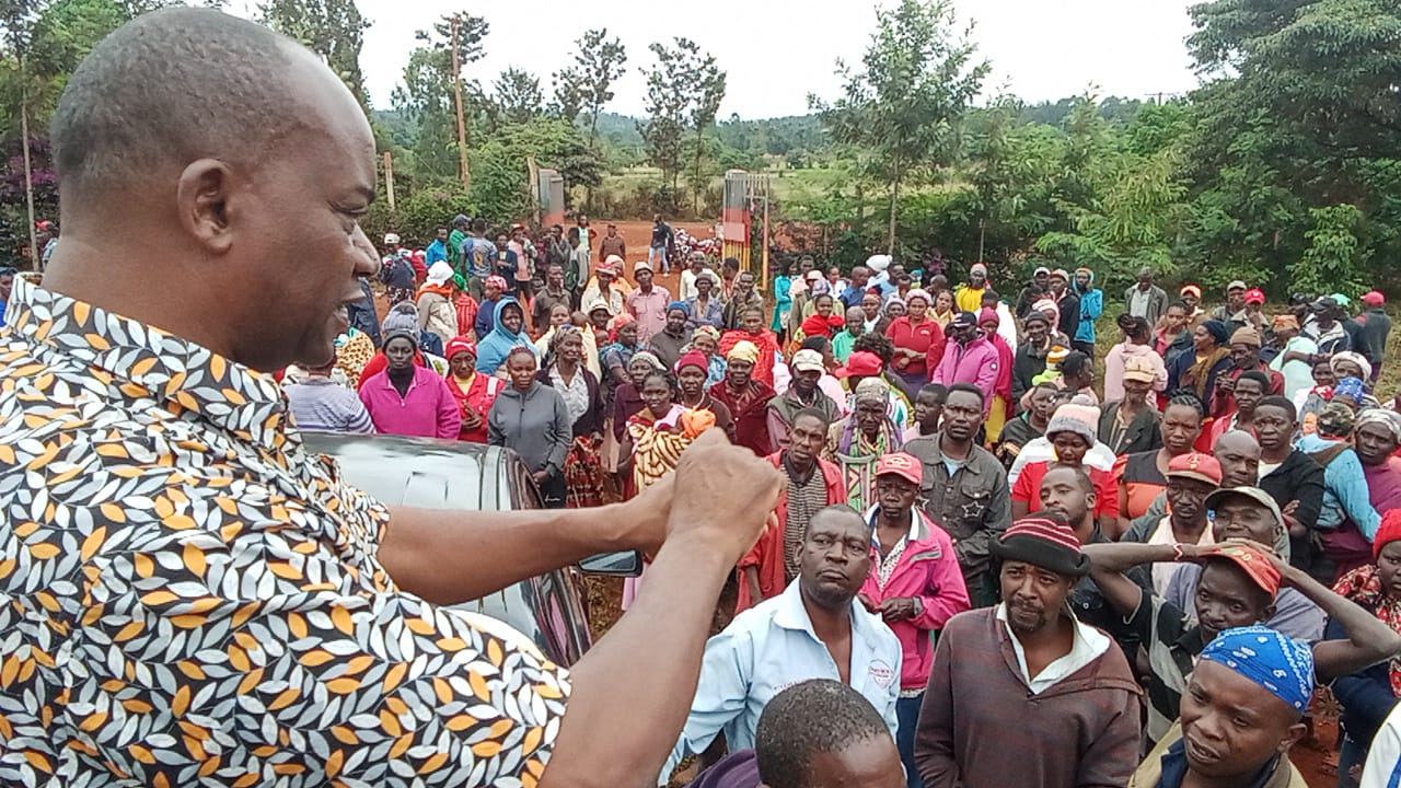 Former Kirinyaga County Deputy Governor Peter Ndambiri addressing Mwea constituents yesterday.