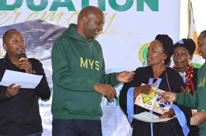 Murang’a County governor Irungu Kang’ata gifting one of the graduates