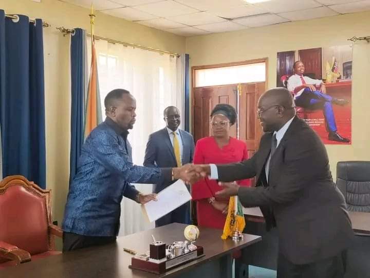 Trans Nzoia Governor George Natembeya has challenged County Executive staff to ensure efficient and effective service delivery.