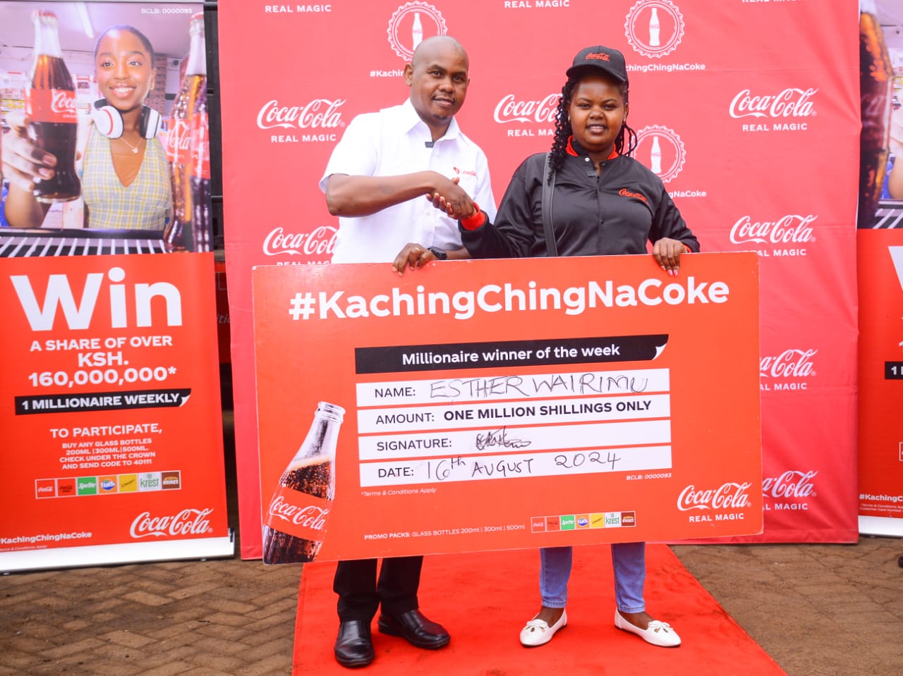 John Musyimi, the Central Regional Sales Manager of Almasi Bottlers Ltd, presents a dummy cheque to Esther Wairimu Wambugu, the winner of KSh 1 million in Coca-Cola’s “KachingChing na Coke”