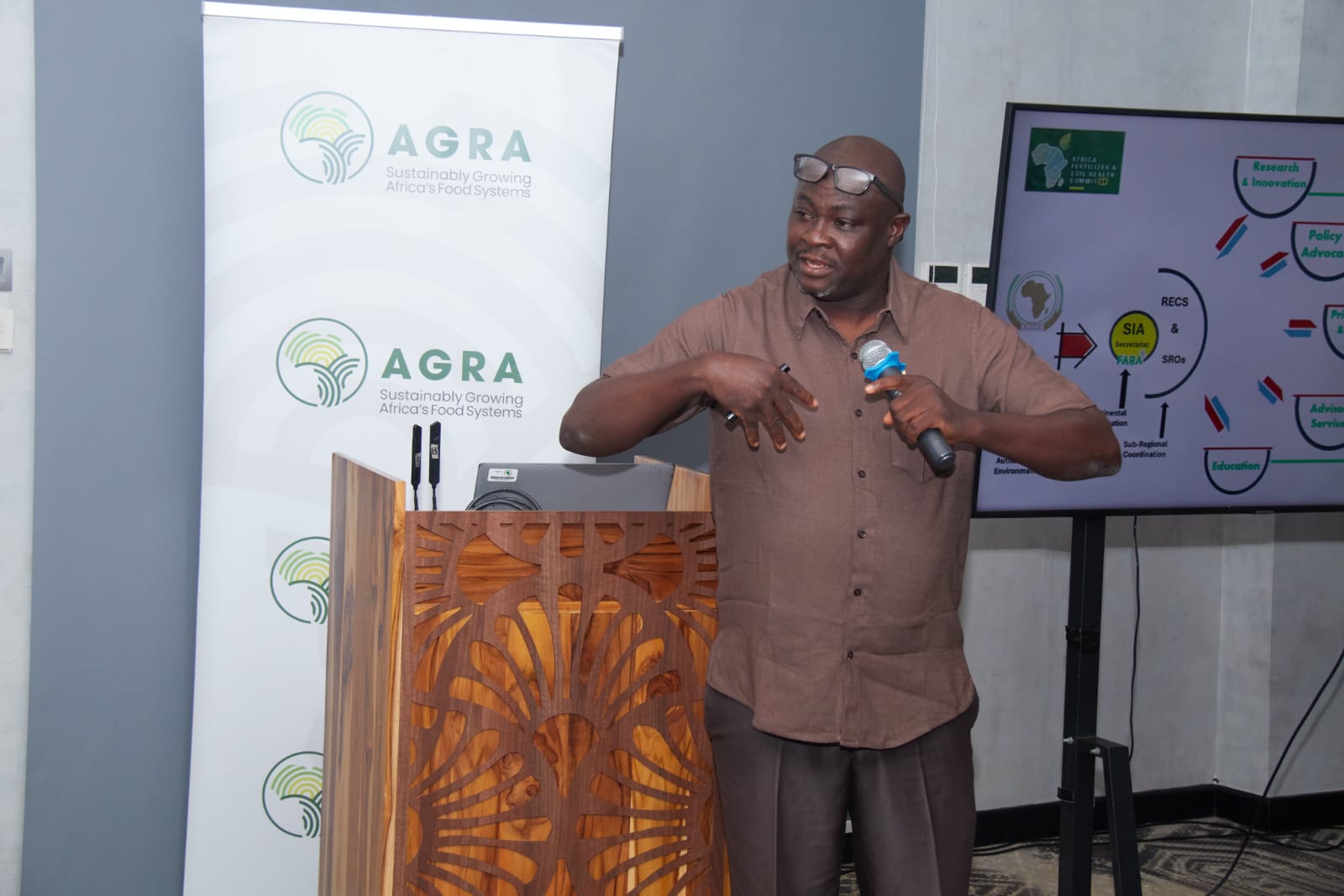 Prof Wole Fatunbi .Director of Research and Innovation, FARA giving his presentation during the workshop