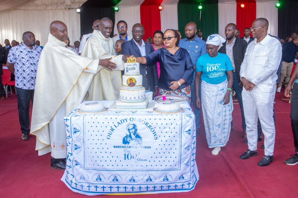 Deputy President Rigathi Gachagua, Kirinyaga County governor Ann Waiguru and other leaders cutting a cake during the Centenary at Baricho Catholic Church yesterday.