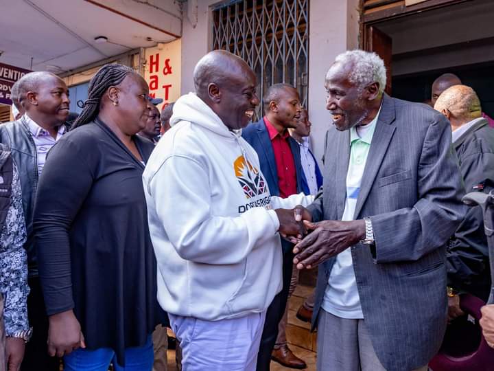 Deputy President with Mzee Stephen Ndung’u Njenga, a veteran politician and former Councillor when he visited him in Ndeiya on Saturday.