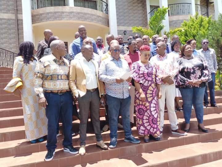 Lari MP Mburu Kahangara reading the press statement as other lawmakers listen.
