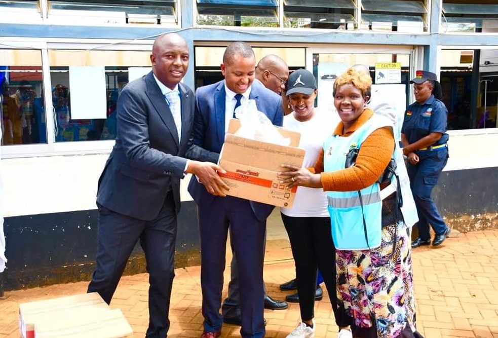 Murang’a Governor Irungu Kang’ata (left) receives nutrition supplements from Irungu Nyakera (2nd left) at Murang’a hospital on Tuesday