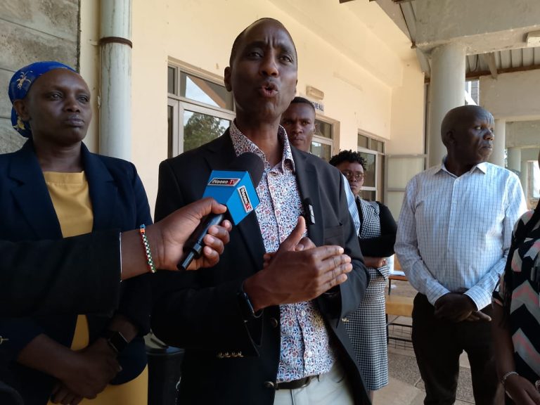 Tetu MP Geoffrey Wandeto addressing journalists at Kagumo Teachers Training College yesterday.