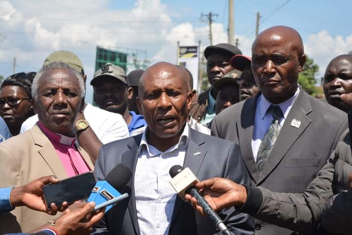 Dr Thuo Mathenge (centre) addressing journalists in Nyeri town on Friday