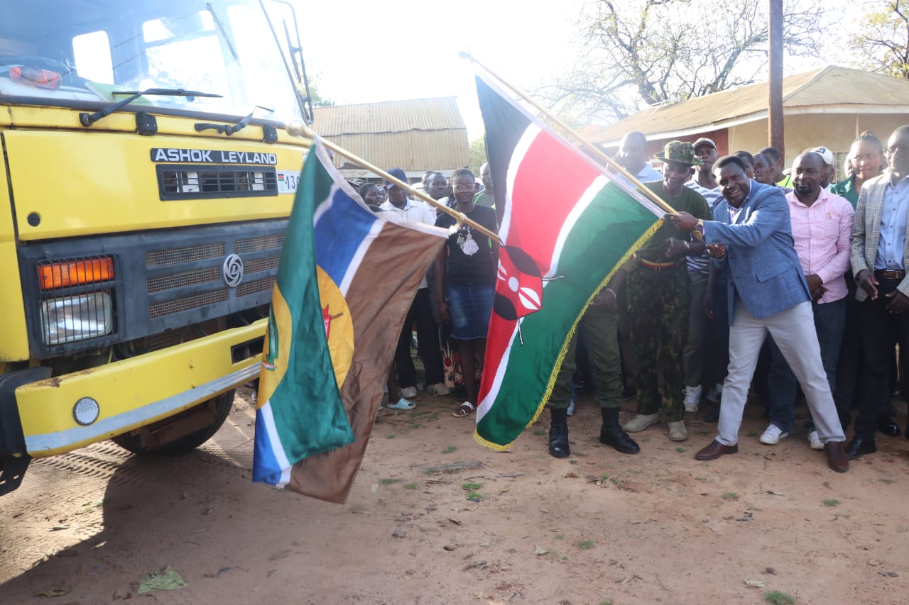 Tharaka Nithi Governor Muthomi Njuki (right) flags off disbursement of cotton seeds to farmers at Chiakariga ward in Tharaka constituency last week.