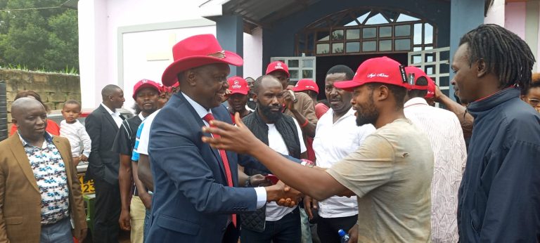 Jubilee Party Secretary General Jeremiah Kioni with supporters at Banana area, Kiambu yesterday.