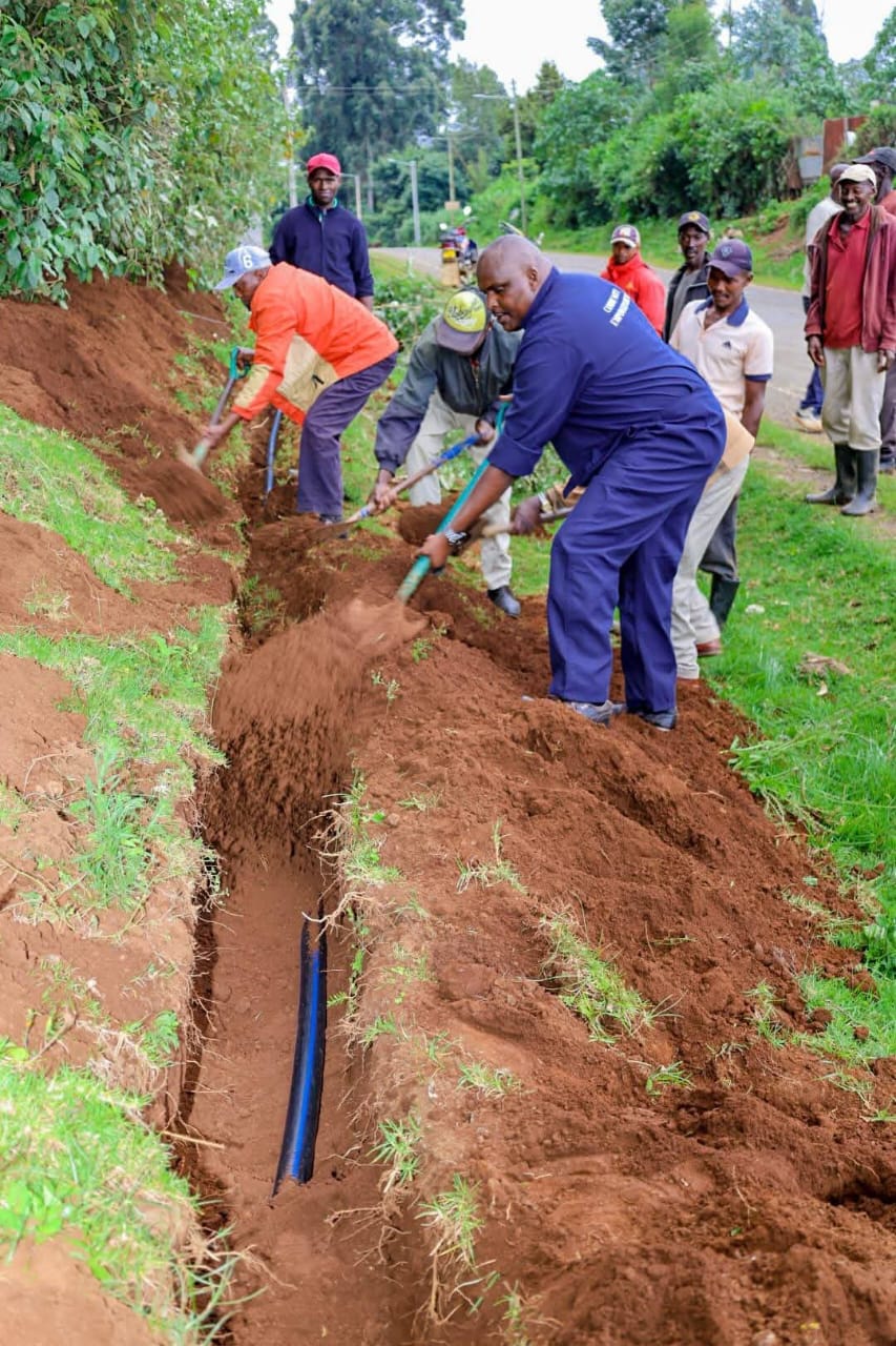 Kenya Tea Development Agency - Management Services (KTDA-MS) chairman Solomon Muriithi Maina alias Solo (in blue)