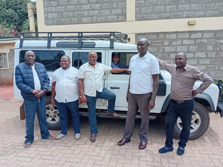 Wanyaga Gathaka (left) and Elijah Karonji (2nd left) with some of the leaders who received the vehicle.