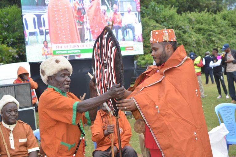 Antony Gitonga alias Antogito (right) while being crowned as Hero by Kanyi Wa Kinyanjui