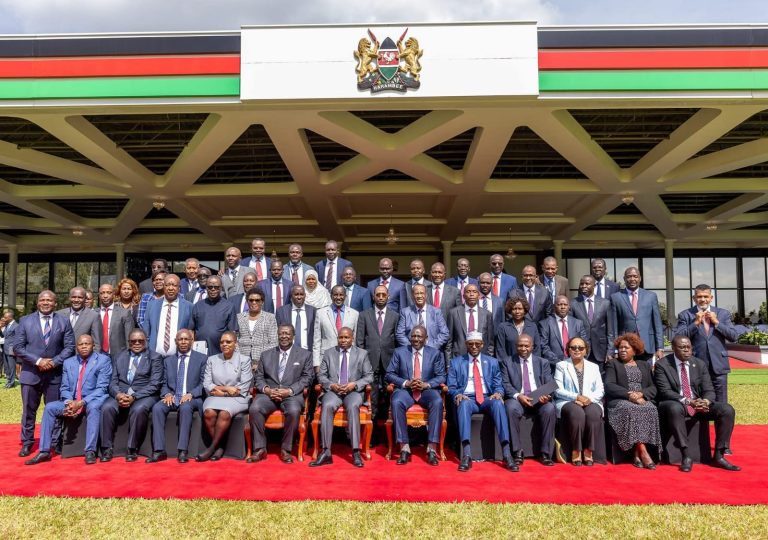 Governors in a group photo with some members of the Executive, led by President William Ruto.