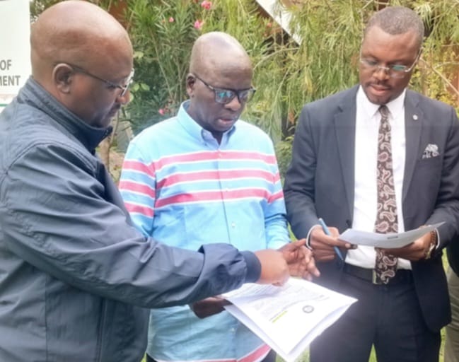 Kenya Institute of Supplies Management CEO Kenneth Matiba (right) and other officials.