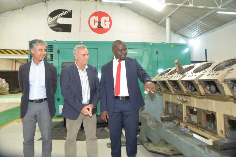 Ignazio Gonzalez (centre), the Executive Director of Cummins Powergen Markets EMEIA