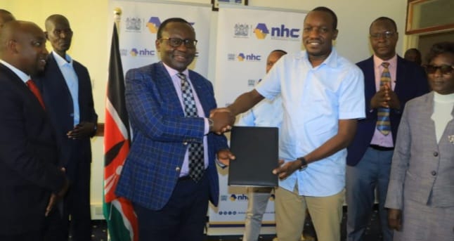 NHC chairman Yussuf Chanzu with Kisii Governor Simba Arati during the handing over ceremony.