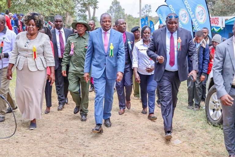 CS Mutahi Kagwe with ASK officials at Kabiruini, Nyeri last Friday.