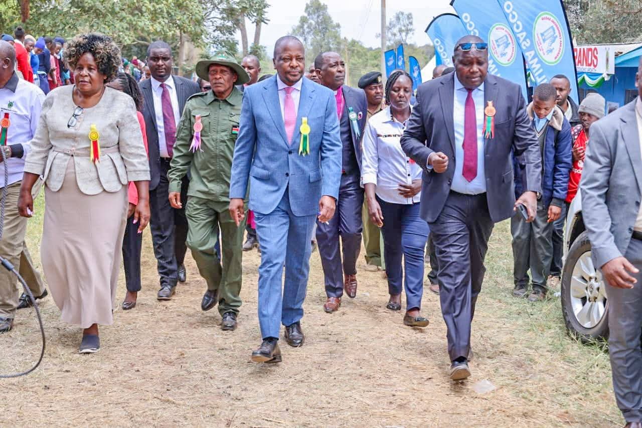 CS Mutahi Kagwe with ASK officials at Kabiruini, Nyeri last Friday.