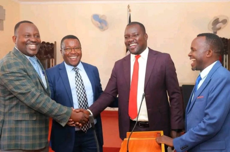Newly elected Tharaka Nithi County Assembly Majority Leader Justin Kithinji (left) shake hand with the outgoing Mr Luke Marengo before Deputy Speaker Gitonga Kithuka