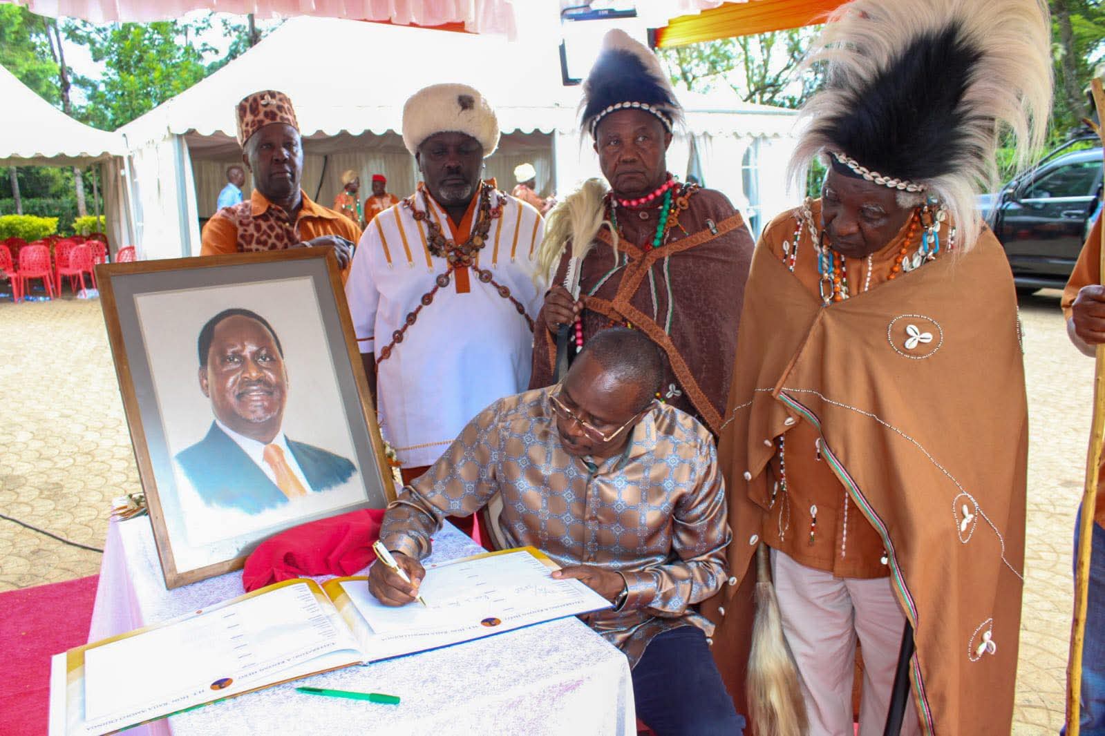 Kikuyu Elders Visits Raila’s Gravesite, Family In Bondo (16)