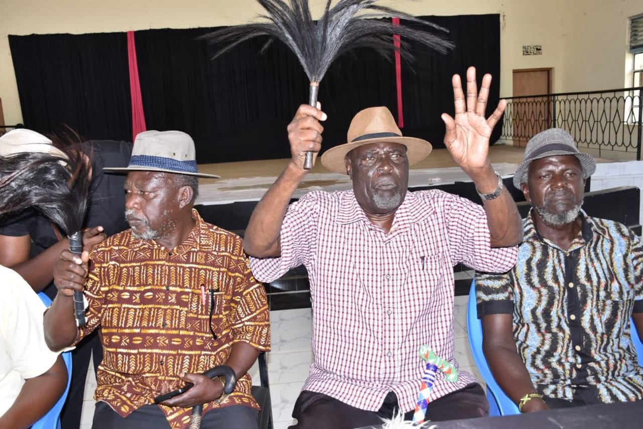 Mzee Odungi Randa, Chairman of the Luo Council of Elders and other elders addressing the media yesterday.