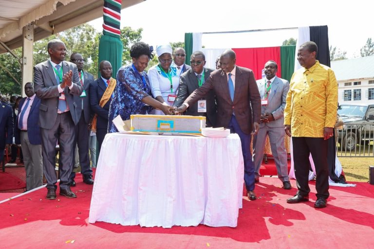 President William Ruto and Church leaders cutting a commemorative cake