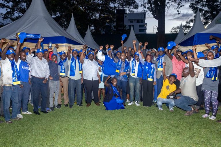 Safina Party leader Jimmy Wanjigi pause for a picture with a delegation of Kariobangi North community leaders