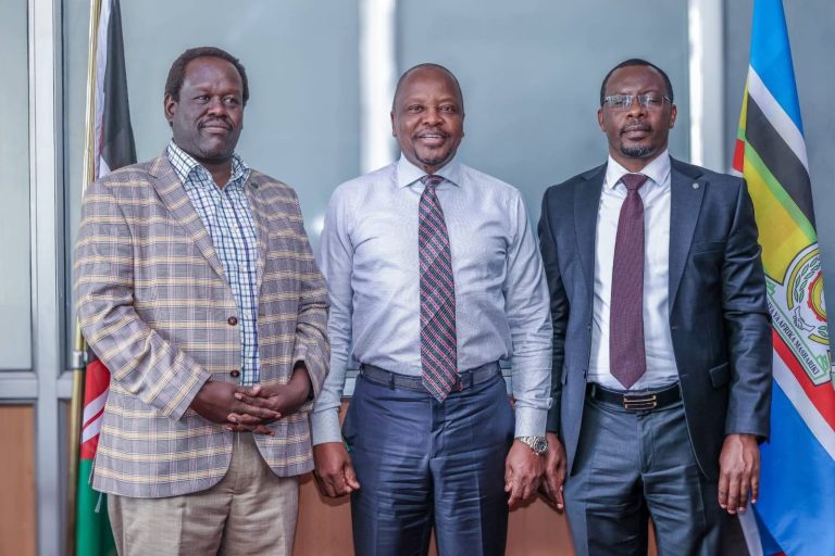 Cabinet Secretary Mutahi Kagwe (center) with KTDA Holdings chairman Enos Njeru (right) and his vice chairman Samson Mosonik