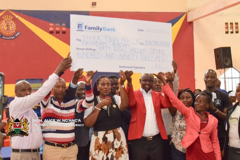 MP Alice Ng'ang'a with other officials holding a dummy cheque after overseeing the disbursement of bursary on Saturday.
