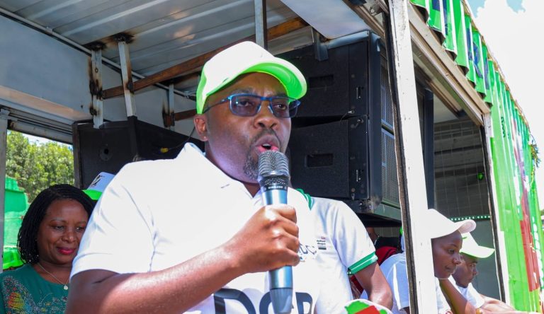 Mathioya political leader Njathi Mwinga addressing residents.