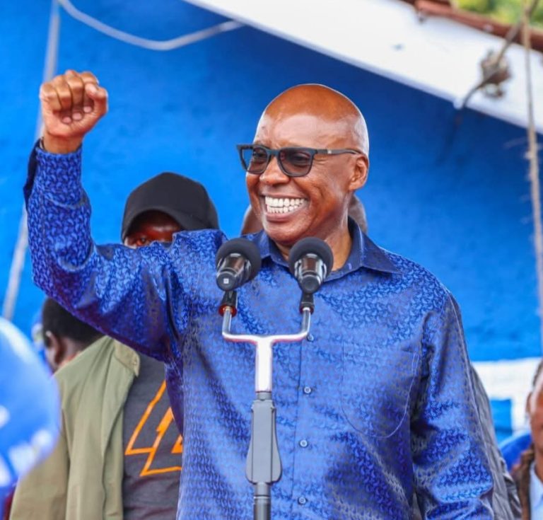 Jimmi Wanjigi addressing the public after opening Safina party's Homa Bay office.