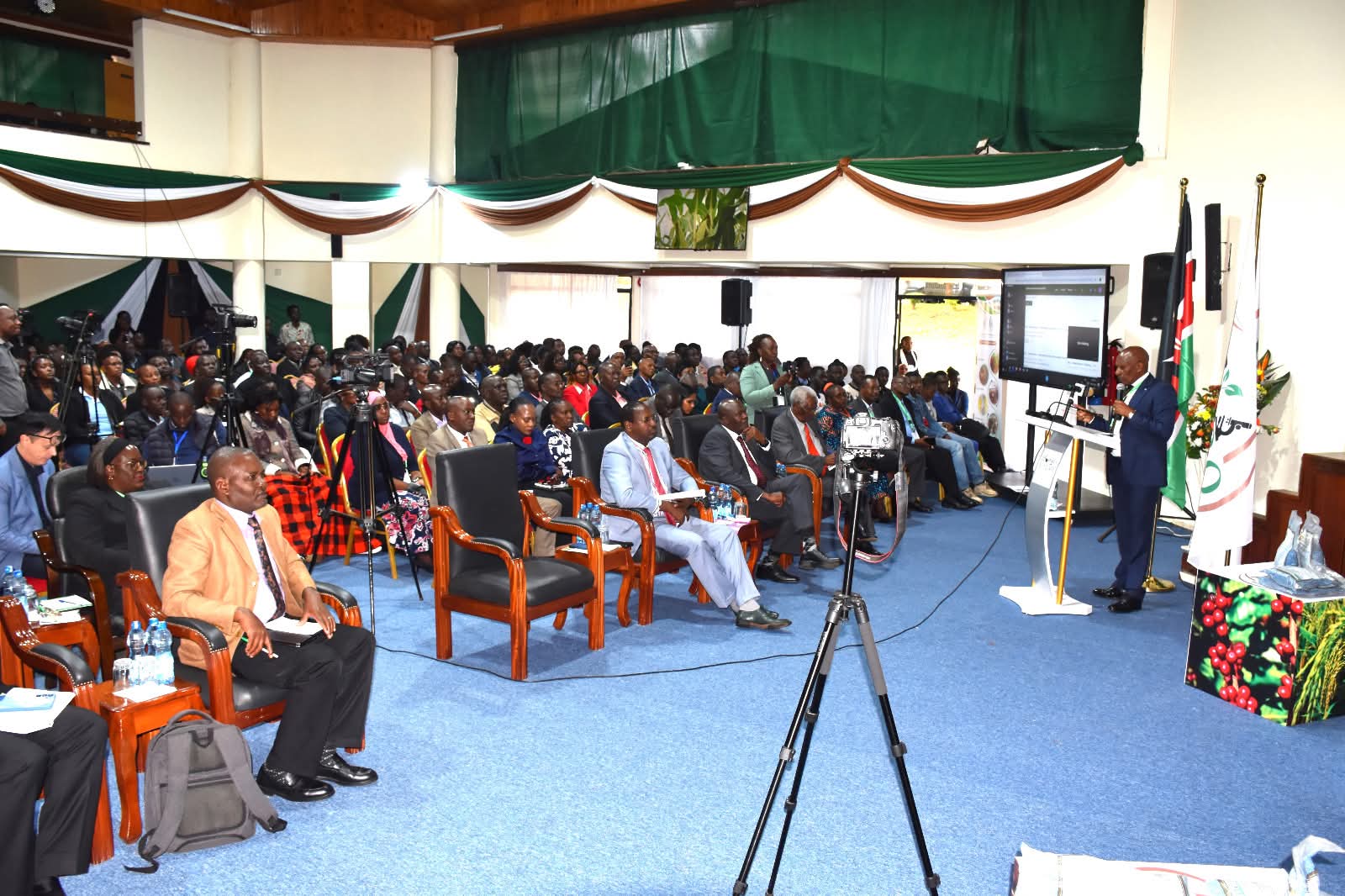 KALRO chairman Dr Thuo Mathenge addressing the participants.