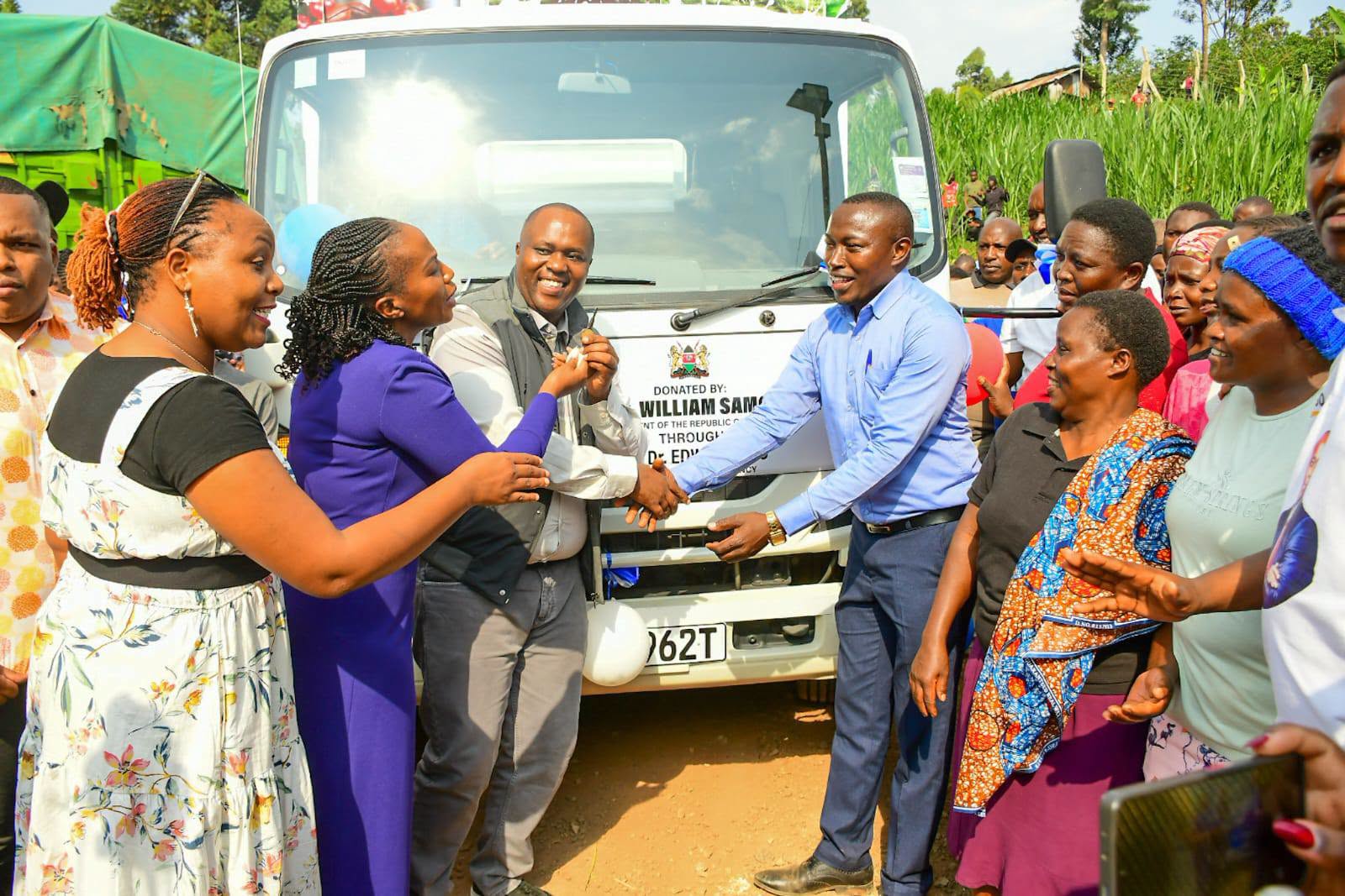 Mathioya MP Edwin Mugo (keft) and Murang'a Woman Rep. Betty Maina during the handing over of the lorry to the chairman of Kangunu Coffee Factory.