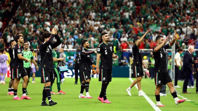 Mexico edge South Korea 1–0 to become first team into World Cup last 32
