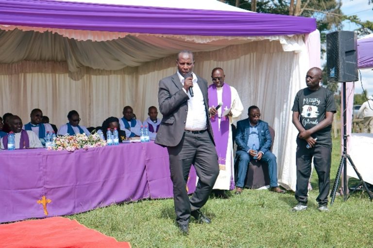 Mr. Ireri Nyagah one of the Naivasha leaders during one of the victims’ funeral services in Naivasha