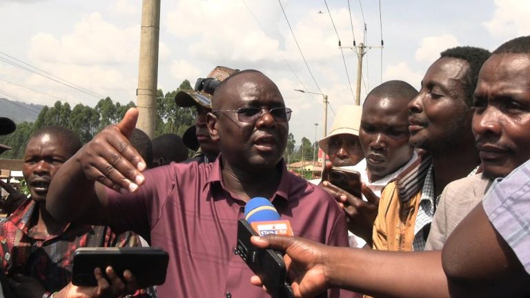 Jubilee National Party Chairman Vincent Kemosi addressing the press outside IEBC office in Marani Kisii County.