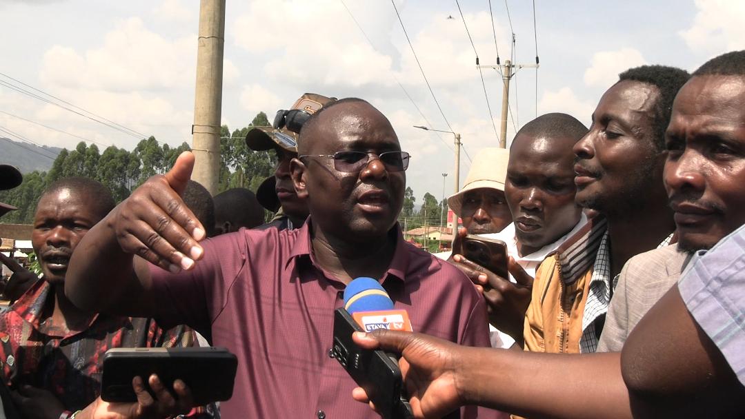 Jubilee National Party Chairman Vincent Kemosi addressing the press outside IEBC office in Marani Kisii County.