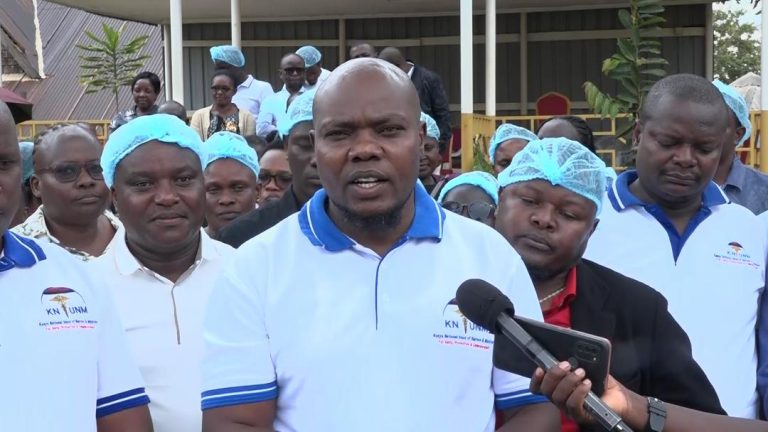 Kenya National Union of Nurses (KNUN) Kisii Branch Chairperson Eric Palton Rioba addressing the press