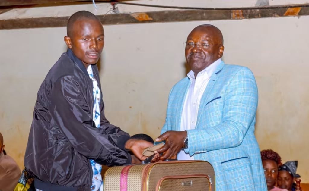 Othaya MP Wambugu Wainaina presenting a gift to Charles Wanjohi