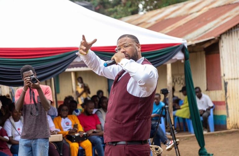 Roosevelt Williams III interacting with learners in Kenya