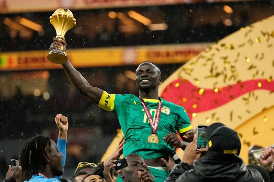 Sadio Mane lifts the AFCON trophy aloft after Senegal beat Morocco 1-0